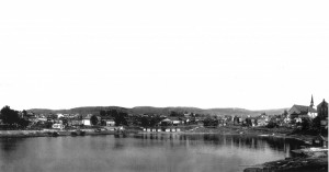 Le lac Saint-Louis au centre ville de La Tuque