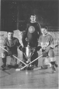 Joueurs de hockey “Canadiens de La Tuque” entourant une coupe