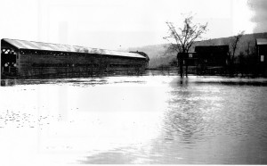 L'eau arrive à la hauteur du pont couvert